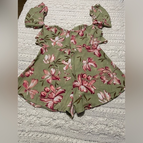 • Floral Romper

• Ruffle Detail
• Hidden Back Zipper
• 100% Polvester - Picture 6 of 14